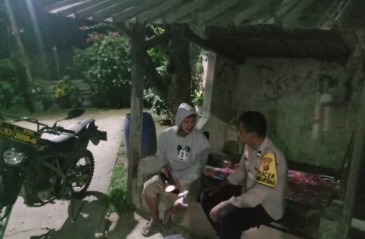 Sapa Warga Saat Patroli Malam, Bhabinkamtibmas Polsek Klari Sambangi Lingkungan Binaan