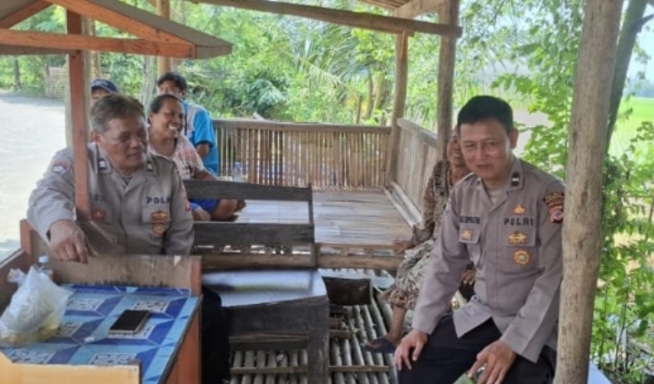 Polsek Telukjambe Barat Patroli Ingatkan Warga Waspada TPPO