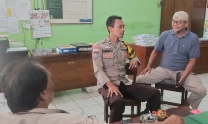 Bhabinkamtibmas Polsek Jatisari Sampaikan Nomor Layanan Pengaduan Masyarakat