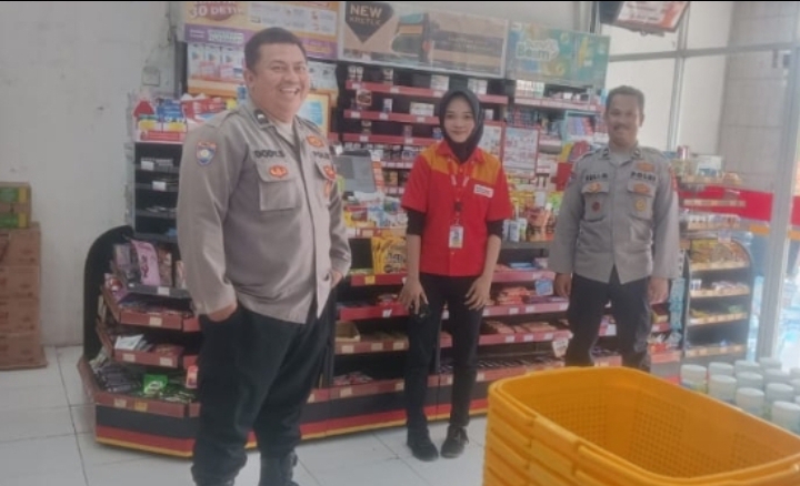 Patroli Polsek Jatisari Ingatkan Pesan Kamtibmas Ke Karyawan Alfamart