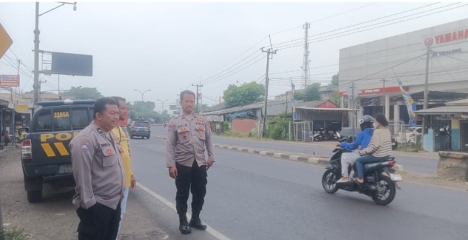 Pastikan Pertigaan Cikalong Kondusif, Personil Polsek Jatisari Lakukan Patroli