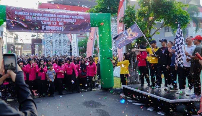 Semarak Hari Bhayangkara ke-80, Kapolres Karawang Satukan Forkopimda dalam Olahraga Bersama dan Bagikan Hadiah Umrah