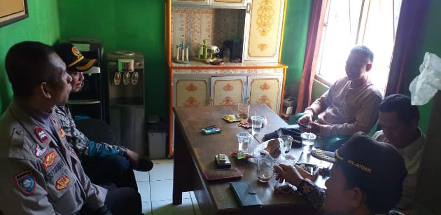 Sampaikan Pesan Kamtibmas Saat Bhabinkamtibmas Polsek Jatisari Sambangi Aparatur Desa Barugbug