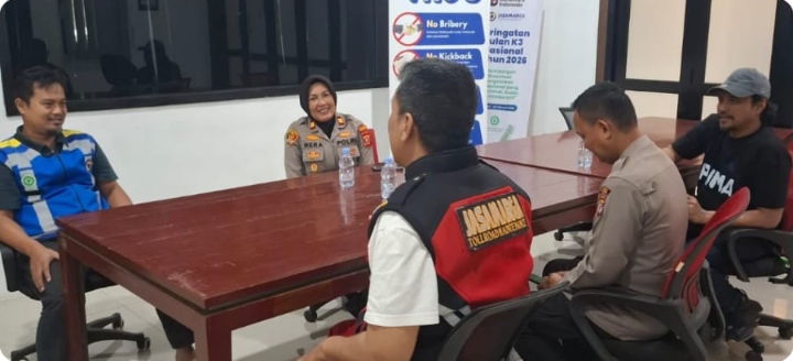 Kapolsek Telukjambe Barat Bersama Anggota Sambang Management PT. JMTM, Sampaikan Pesan Kamtibmas