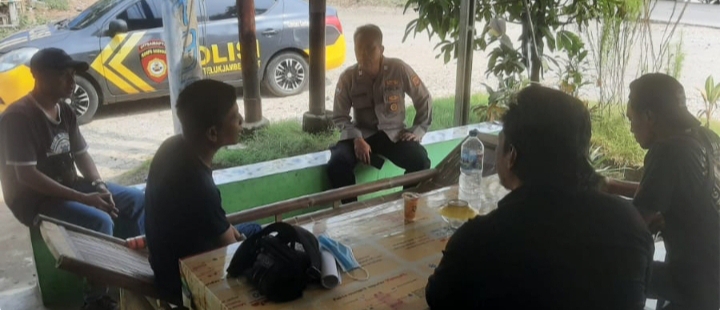 Personel Polsek Telukjambe Barat Edukasi Para Orang Tua Tentang Pergaulan Anak Remaja