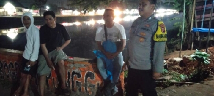 Bhabinkamtibmas Polsek Telukjambe Barat Kontrol Pemukiman Warga ‎