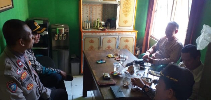Sampaikan Pesan Kamtibmas Saat Bhabinkamtibmas Polsek Jatisari Sambangi Aparatur Desa Barugbug