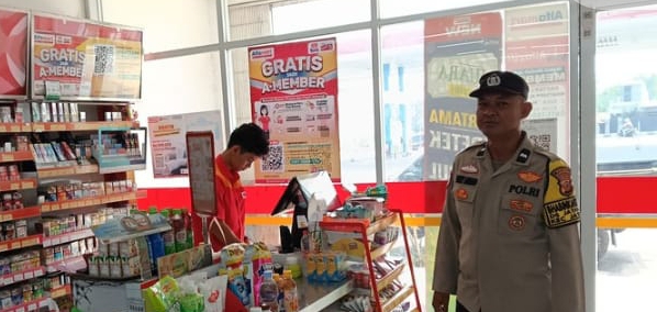 Anggota Polsek Jatisari Ingatkan Pesan Kamtibmas Ke Karyawan Alfamart