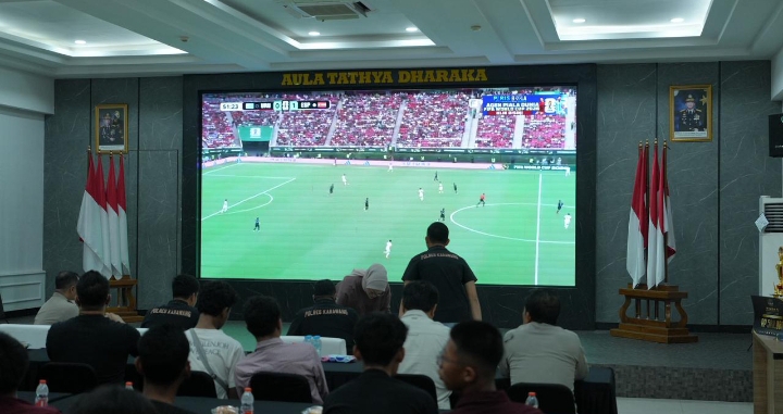 Kapolres Karawang Nobar Piala Dunia 2026 Bersama Ratusan Warga, Pererat Kedekatan Polri dengan Masyarakat