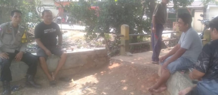 Personil Patroli Polsek Jatisari Sampaikan Nomor Layanan Pengaduan Masyarakat