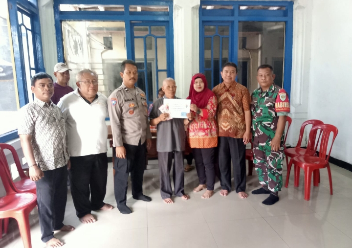 Sinergitas TNI-POLRI Monitoring Pembagian BLT DD Tahap II untuk Warga Desa Balonggandu