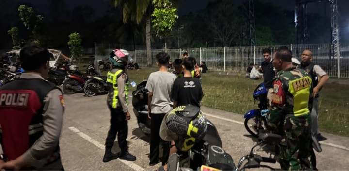 Patroli KRYD Gabungan Skala Besar Antisipasi Gangguan Kamtibmas Malam Minggu di Wilayah Telukjambe Barat