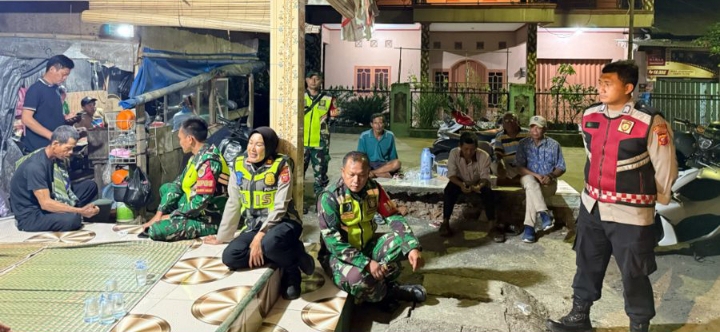 Kolaborasi POLRI-TNI dan Muspika Telukjambe Barat Sambangi Poskamling Dusun Cisalak
