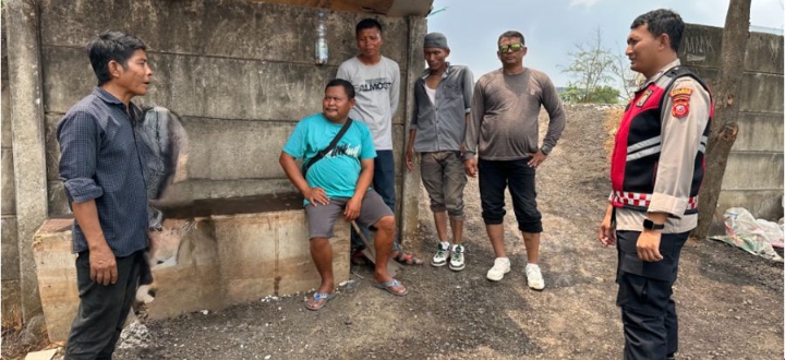 Patroli Dialogis Polsek Telukjambe Barat Sapa Warga Kaligandu Desa Wanajaya