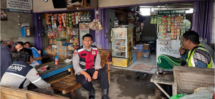 Patroli Polsek Telukjambe Barat Sampaikan Nomor Layanan Pengaduan Masyarakat Dusun Calung