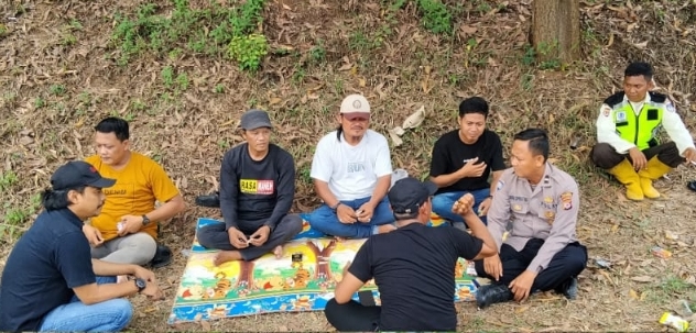 Patroli Polsek Telukjambe Barat Sampaikan Nomor Layanan Wachtapp Lapor Pak Kapolres