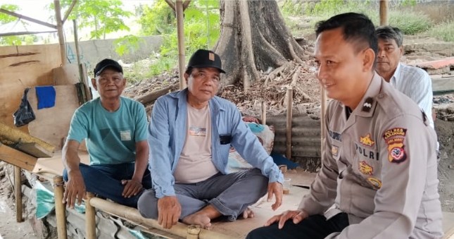 Personil Polsek Telukjambe Barat Edukasi Dampak Judi Online Kepada Warga Dusun Badami Barat