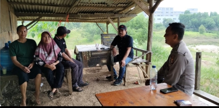 Personil Patroli Połsek Telukjambe Barat Sampaikan Pesan Kamtibmas Kepada Warga Desa Wanajaya