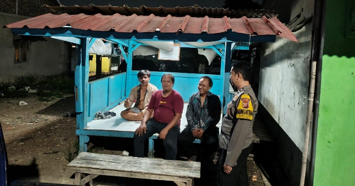 Bhabinkamtibmas Polsek Klari Desa Gintungkerta Sambangi Petugas Jaga Ronda Malam ‎