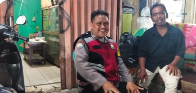 Bhabinkamtibmas Sampaikan Nomor Layanan Kepolisian Kepada Warga Telukjambe Barat