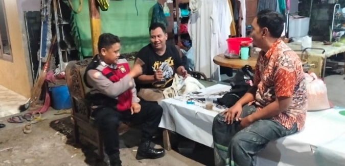 Polsek Telukjambe Barat Sapa Warga Cisalak, Ini Yang disampaikannya