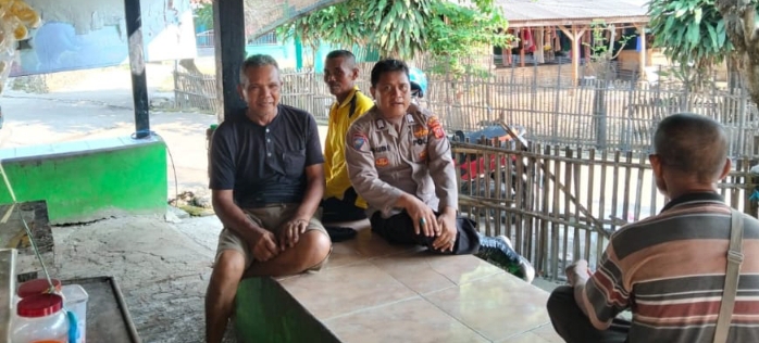 Personel Polsek Telukjambe Barat Edukasi Pencegahan Kenakalan Remaja Kepada Para Orangtua
