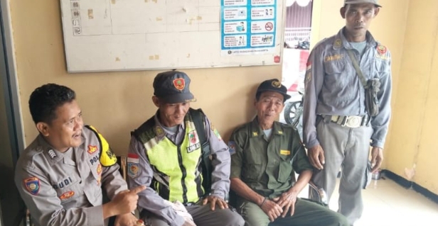 Bhabinkamtibmas Polsek Telukjambe Barat Berikan Penyuluhan Kamtibmas Kepada Linmas Desa Margamulya