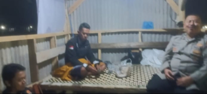 Bhabinkamtibmas Polsek Jatisari Sambangi Warga Sedang Ronda Malam