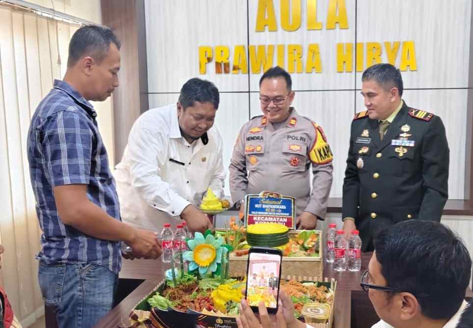 Sinergi Tanpa Batas, Camat dan Danramil Beri Kejutan Tumpeng HUT Bhayangkara ke-80 di Polsek Kotabaru