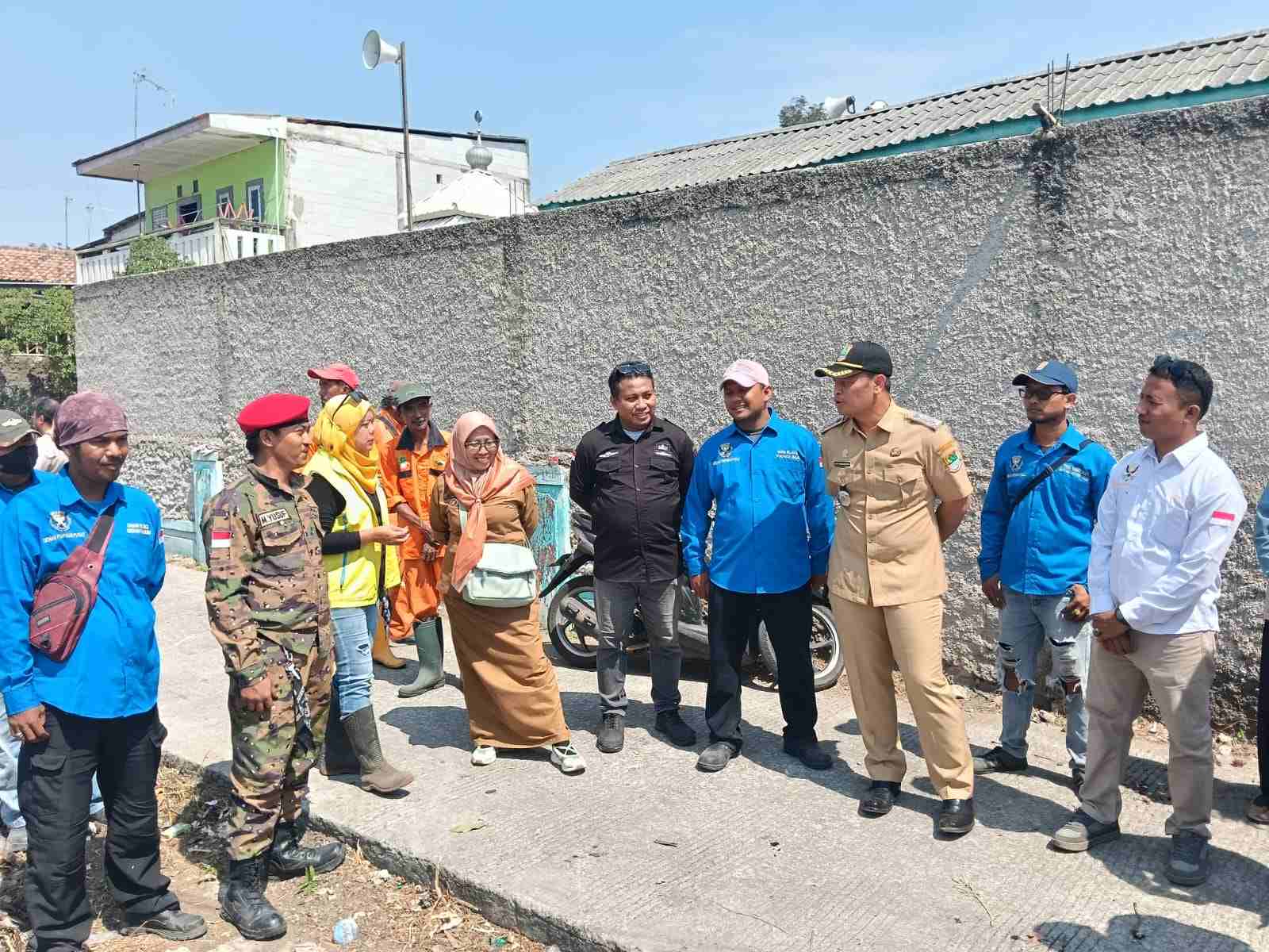 Sapu Bersih Tumpukan Sampah Menahun, LATANSA, Ormas GRIB, dan Pemdes Cikampek Barat Gelar Aksi Gotong Royong Massal