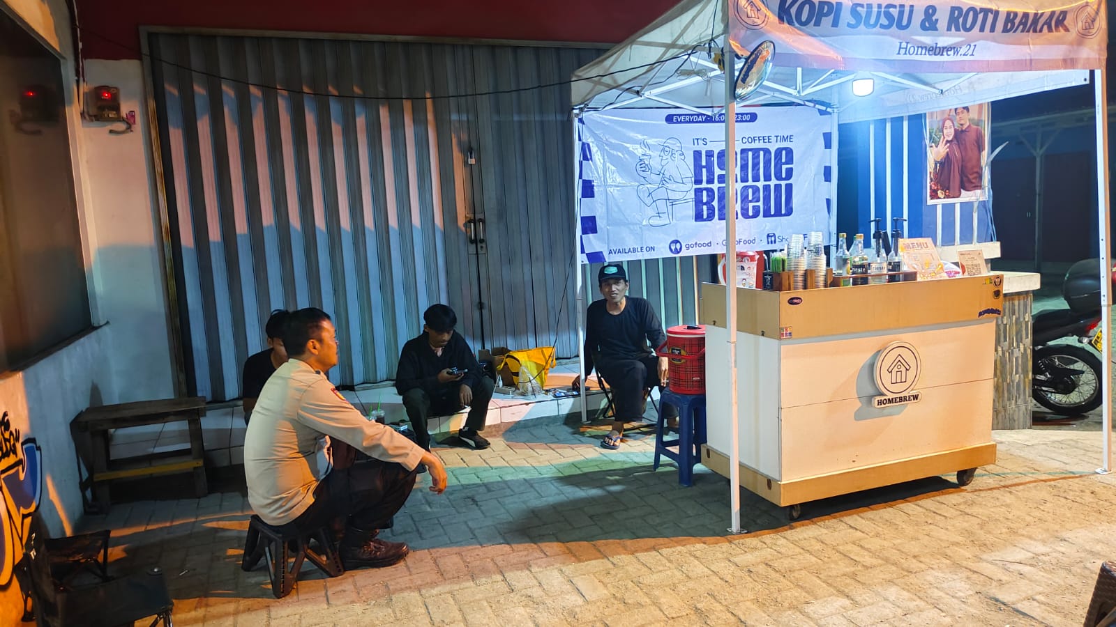 Bhabinkamtibmas Polsek Klari Sambangi Remaja di Malam Hari, Sampaikan Pesan Kamtibmas untuk Generasi Muda