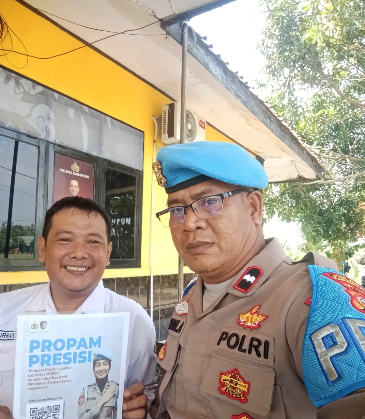 Polsek Banyusari Melaksanakan Giat Sosialisasi QR Barcode ke Masyarakat Pengaduan ke Divisi Propam Polri Bidpropam Polda Jabar