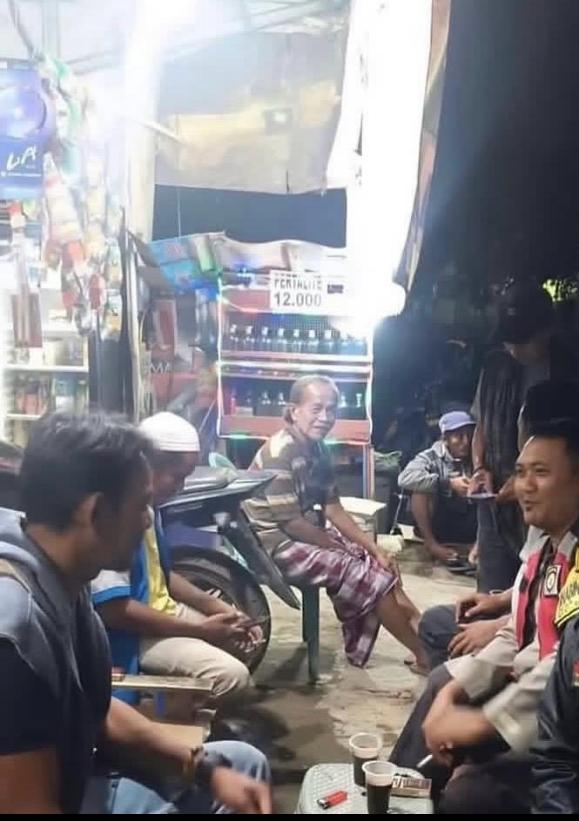 Bhabinkamtibmas Ikut Serta Dalam Giat Ronda Bersama Warga