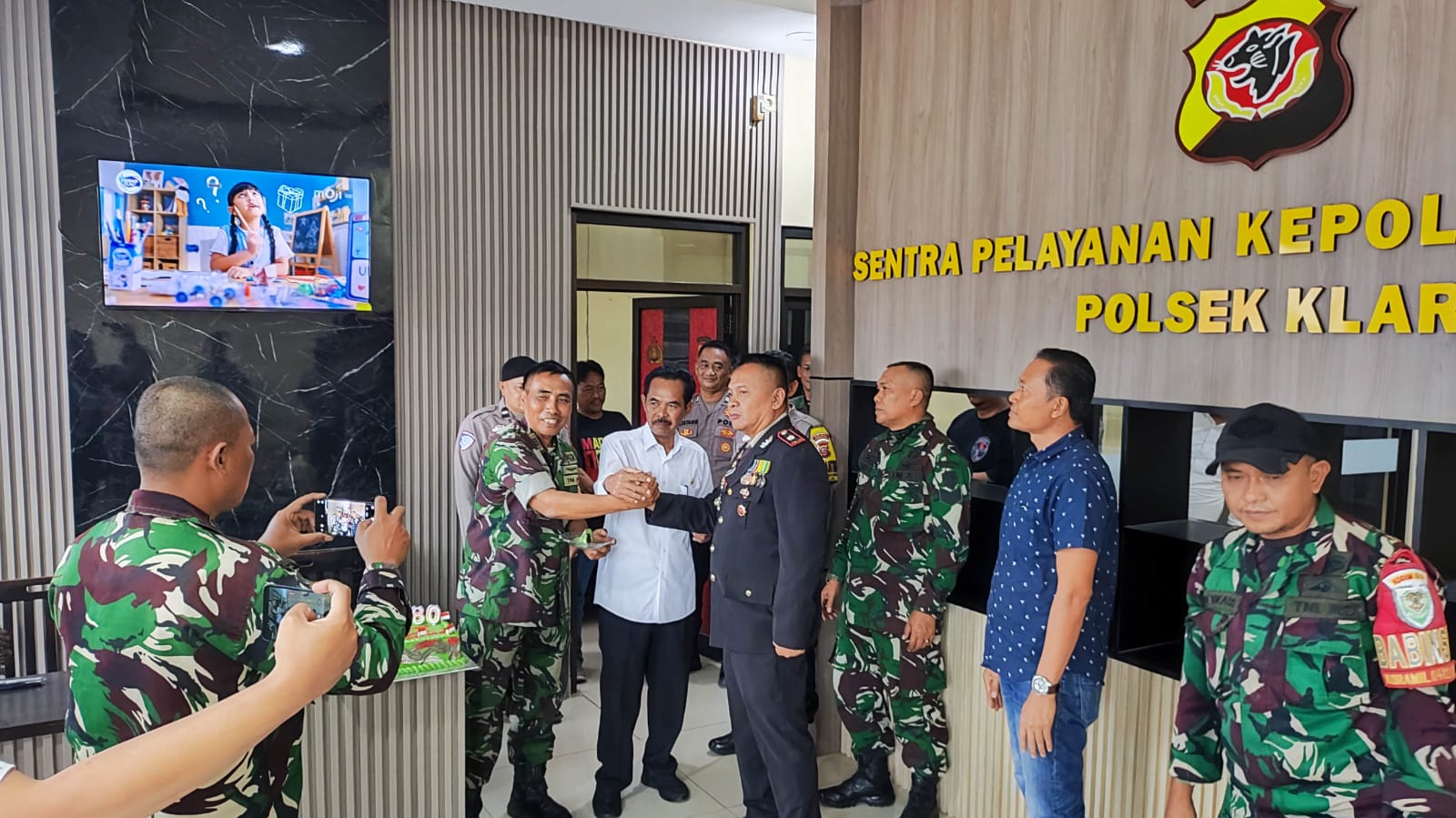 Perkuat Sinergitas, Koramil dan Kecamatan Klari Beri Kejutan Manis di HUT Bhayangkara ke-80