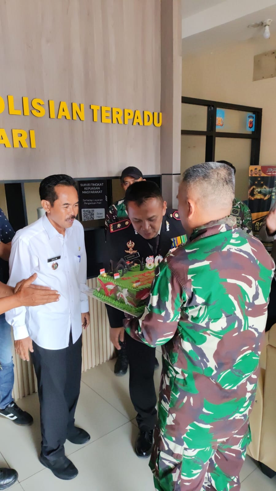 Koramil Klari Bersama Pemerintah Kecamatan Beri Kejutan HUT Bhayangkara Ke-80 di Mako Polsek Klari