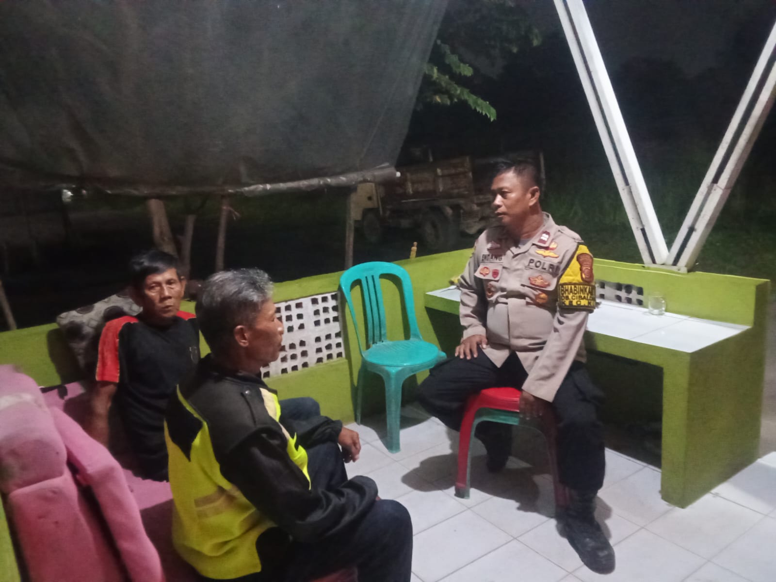 Antisipasi Kerawanan Menjelang Subuh, Bhabinkamtibmas Cibalongsari Sambangi Pos Satpam Perumahan