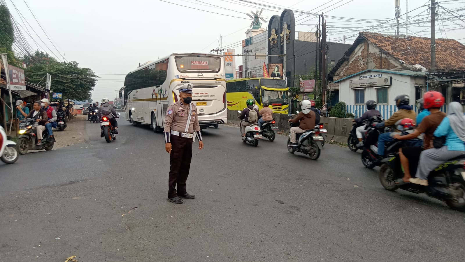 Hadir di Tengah Masyarakat, Polisi Klari Lakukan Pengaturan Arus Lalin