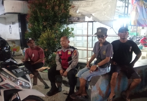 Bhabinkamtibmas Polsek Telagasari Jaga Kamtibmas Bersama Masyarakat Lewat Giat Siskamling