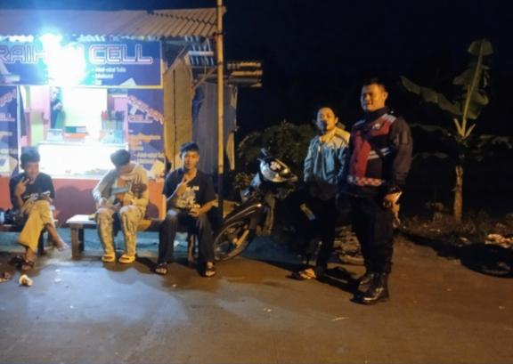Bhabinkamtibmas Ikut Serta Dalam Giat Ronda Bersama Warga