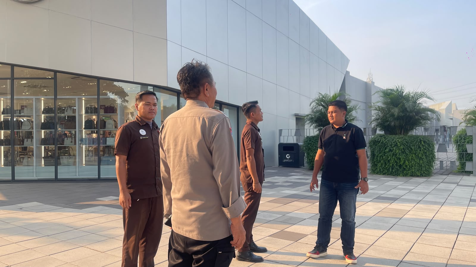 Personil Polsek Telukjambe Barat Kontrol Keamanan Mall Grand Outlet