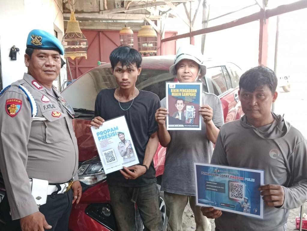 Polsek Banyusari Melaksanakan Giat Sosialisasi QR Barcode ke Masyarakat Pengaduan ke Divisi Propam Polri Bidpropam Polda Jabar