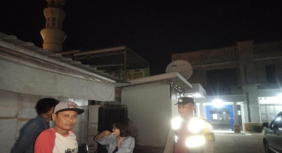 Bhabinkamtibmas Ikut Serta Dalam Giat Ronda Bersama Warga