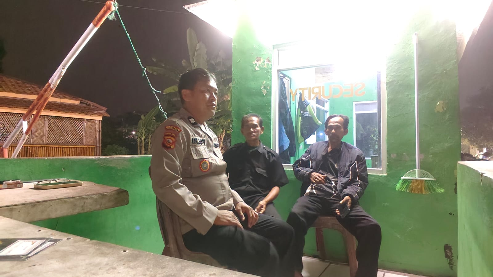 Pastikan Perum Grand Permata Residance Aman, Bhabinkamtibmas Desa Belendung Ikut Ronda Malam