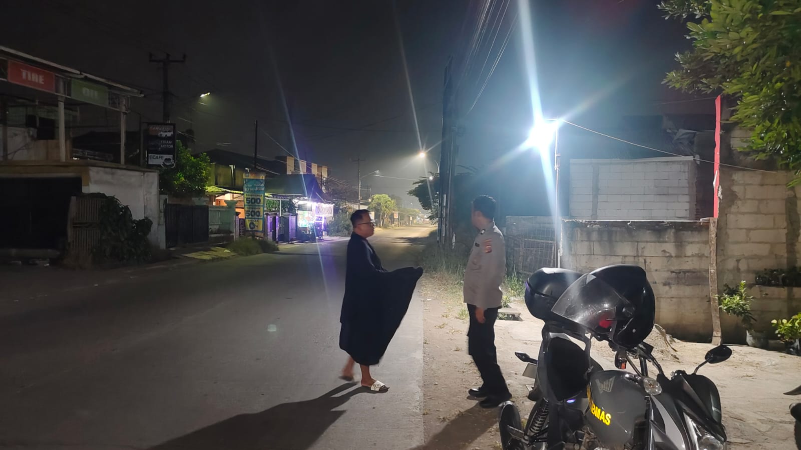 Pastikan Wilayah Aman, Bhabinkamtibmas Polsek Klari Strong Point di Jalan Raya Kosambi–Telagasari