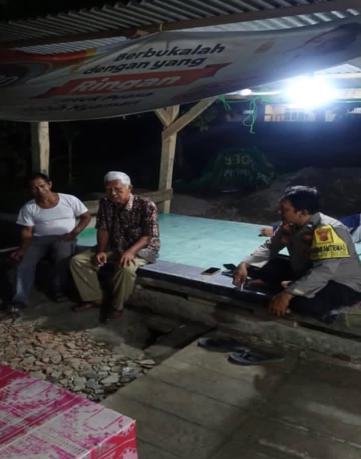 Bhabinkamtibmas Ikut Serta Dalam Giat Ronda Bersama Warga