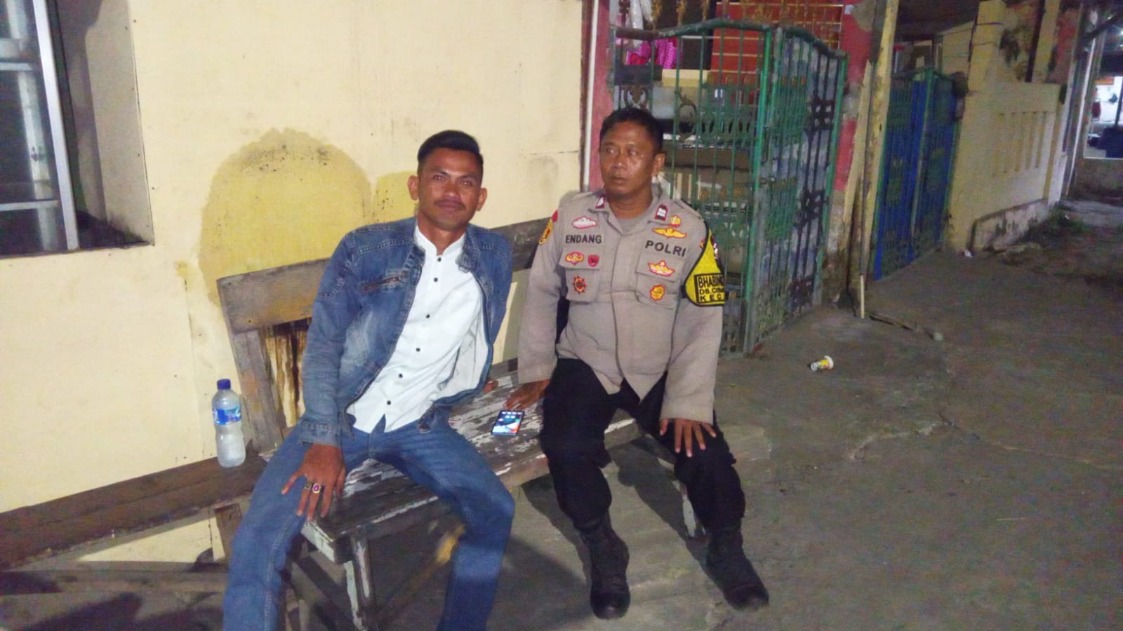 Bhabinkamtibmas Polsek Klari Sapa Warga Saat Patroli Malam di Desa Binaan