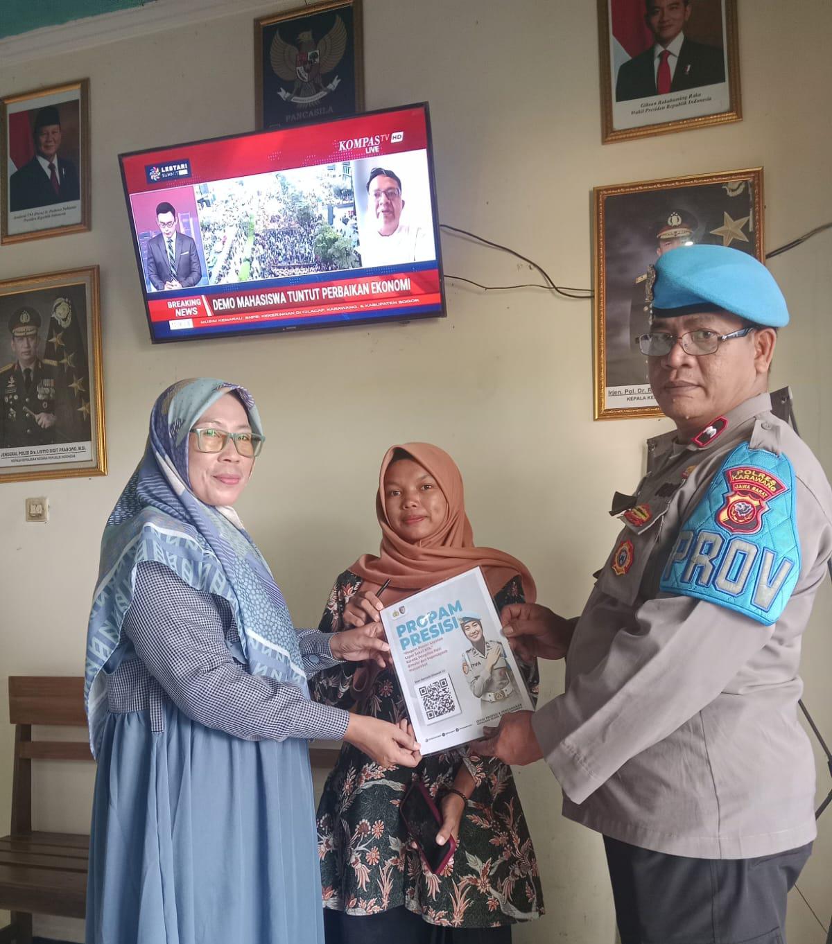 Polsek Banyusari Melaksanakan Giat Sosialisasi QR Barcode ke Masyarakat Pengaduan ke Divisi Propam Polri Bidpropam Polda Jabar
