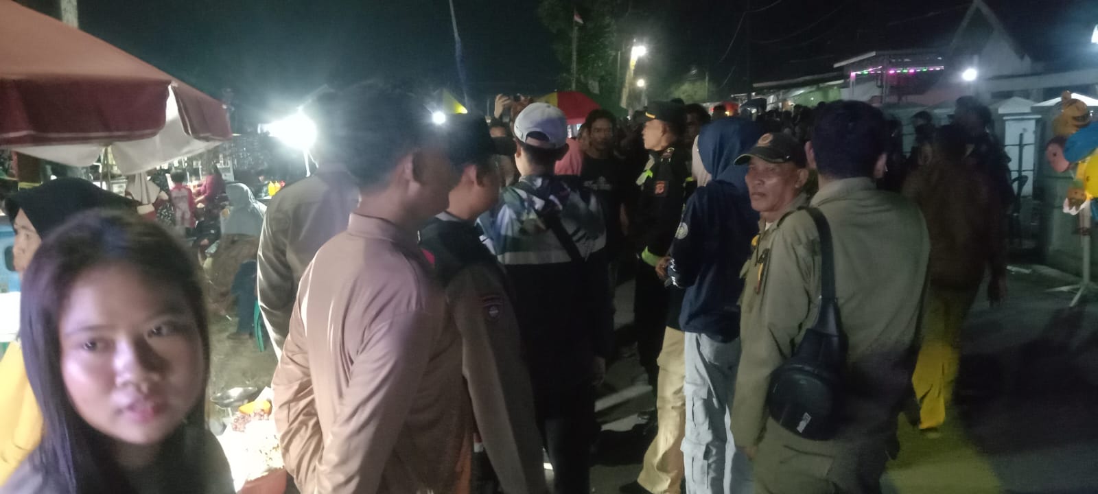 Anggota Polsek Banyusari Ciptakan Keamanan di Acara Hajat Bumi Sandiwara Prabu Danan Jaya Wa Kancil
