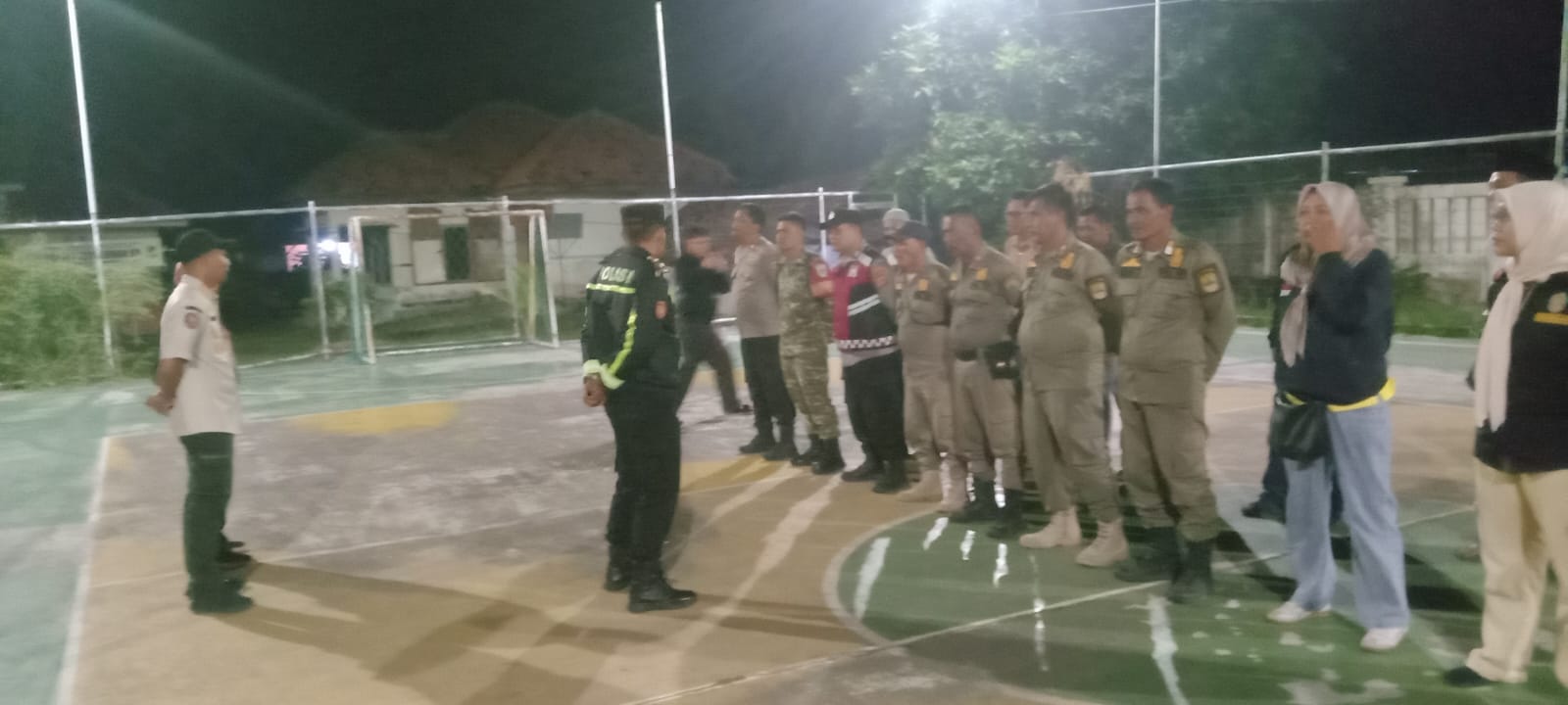 Kapolsek Banyusari Pimpin Gelar Apel Persiapan KRYD di Kantor Kecamatan Banyusari