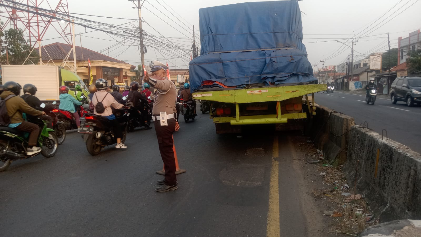 Truk Naik Trotoar, Personel Lantas Polsek Klari Sigap Lakukan Pengaturan Jalan